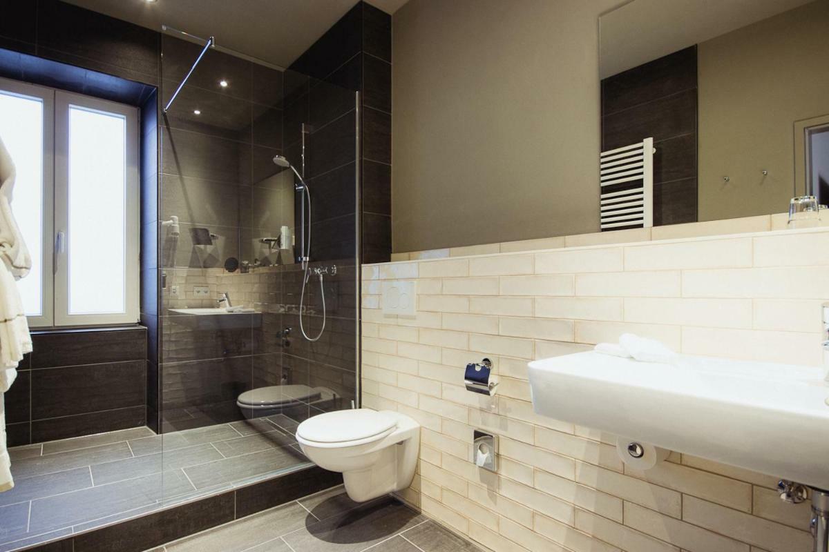 Hotel Goldene Traube - By Neugart ทราเบิน-ทราร์บาค ภายนอก รูปภาพ
